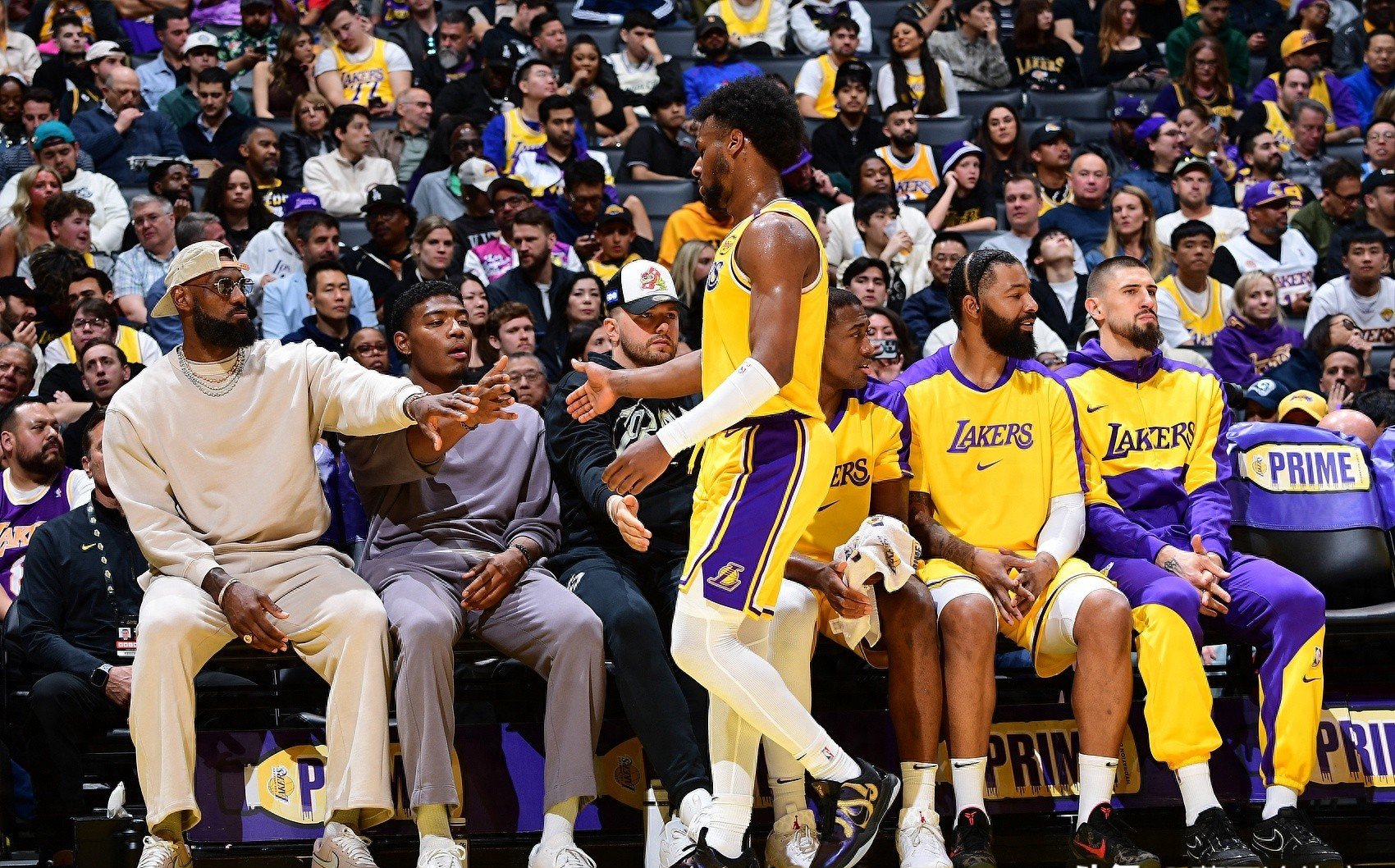 洛杉矶湖人发布备战花絮；今晨豪取连胜；NBA季后赛任务艰巨；球队文化再被提及的简单介绍金年会app